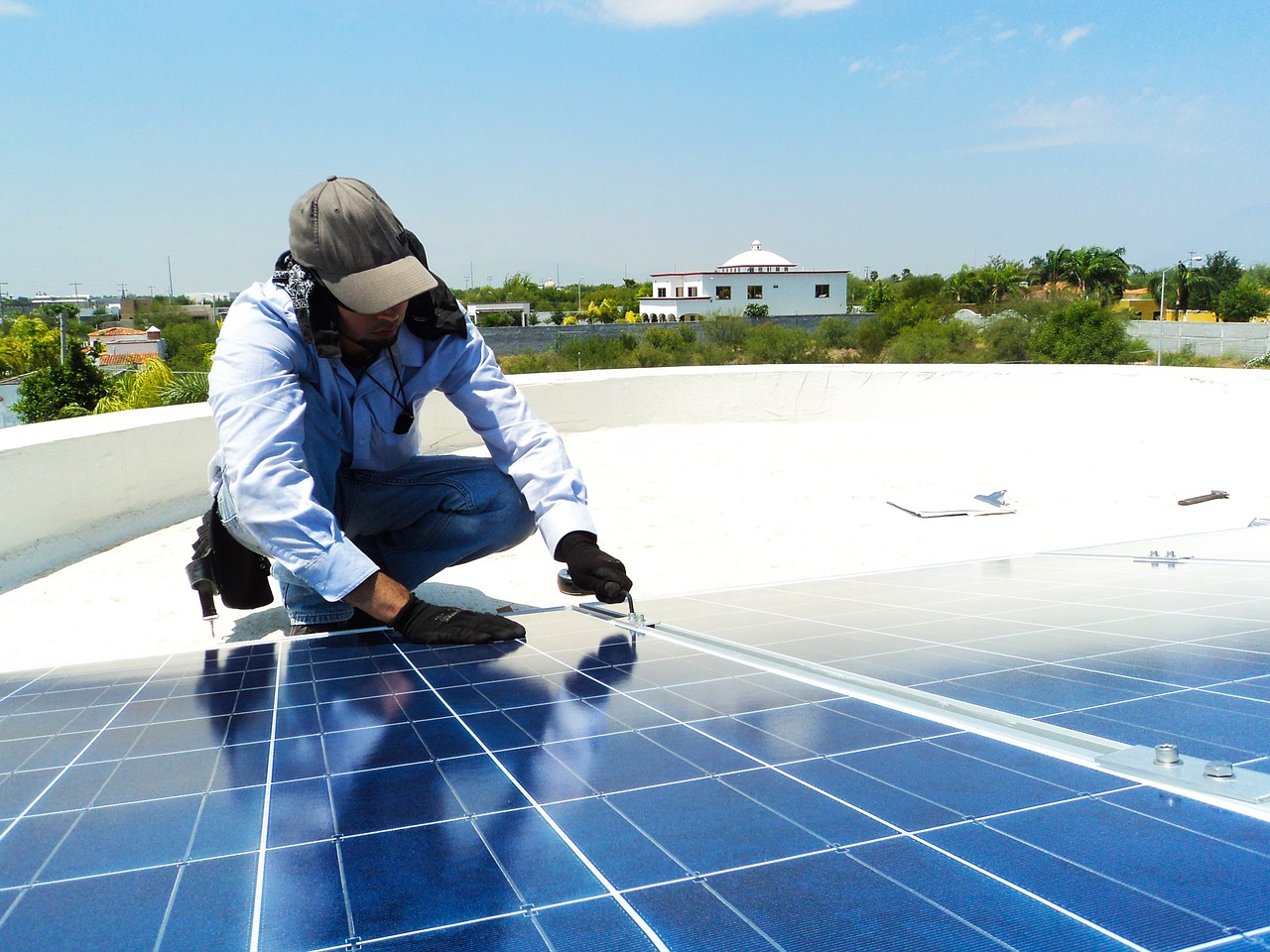 Jak obniżyć rachunki – kolektory słoneczne na dach. Instalacje fotowoltaiczne rzeszów