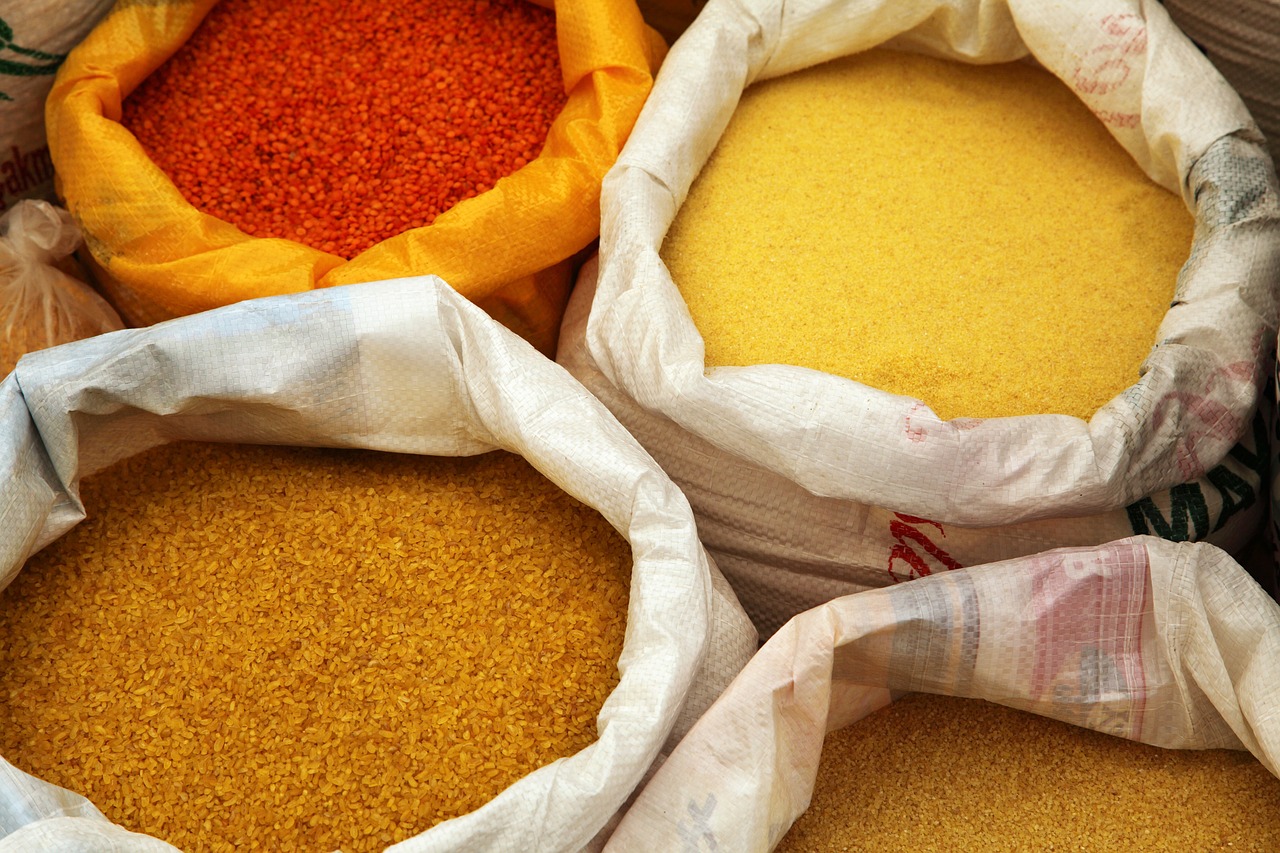 Jak zabarwić ryż na różne kolory? Jak zrobić kolorowy ryż? Kolorowy ryż przepis